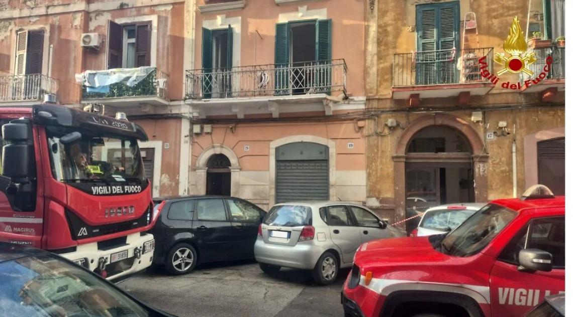 Cede un balcone durante lavori, palazzina evacuata