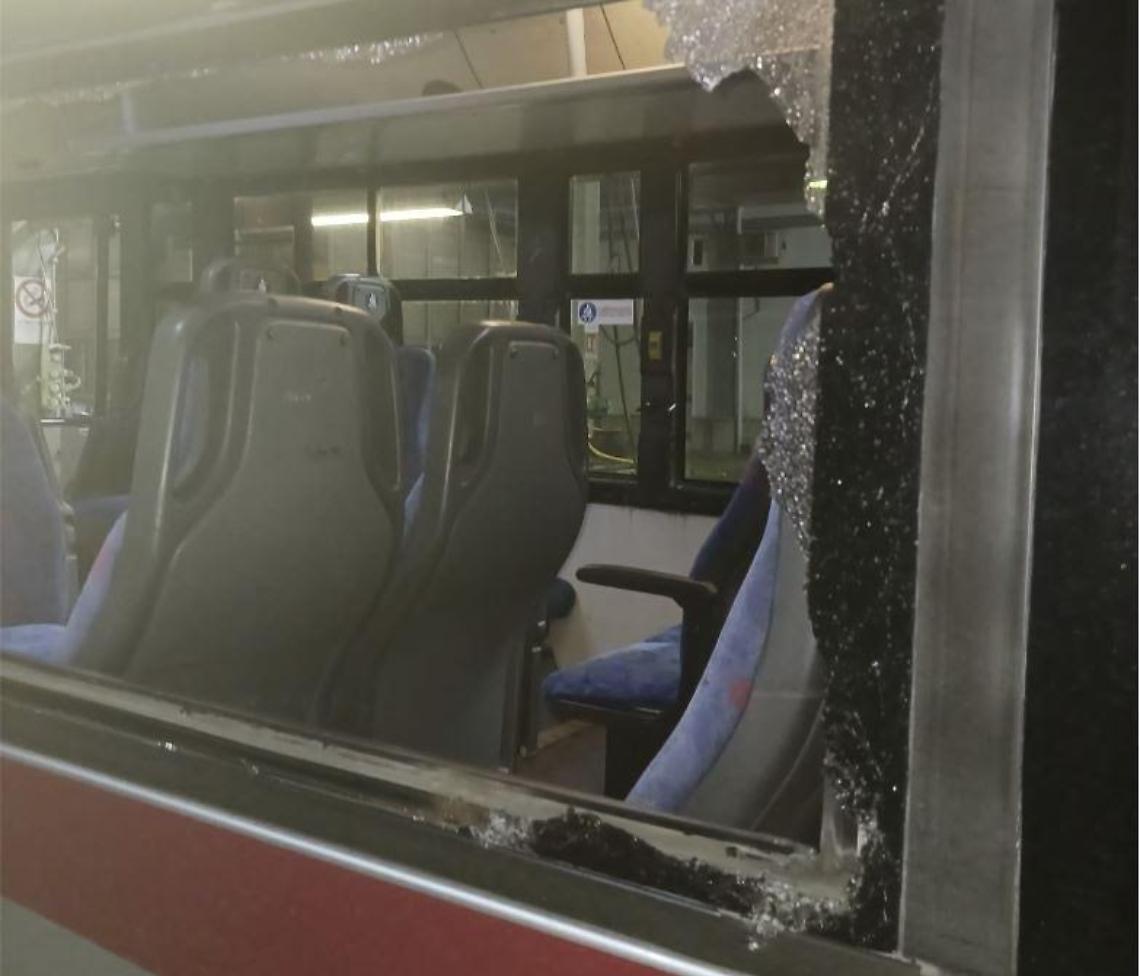 Il bus preso a sassate a Brindisi