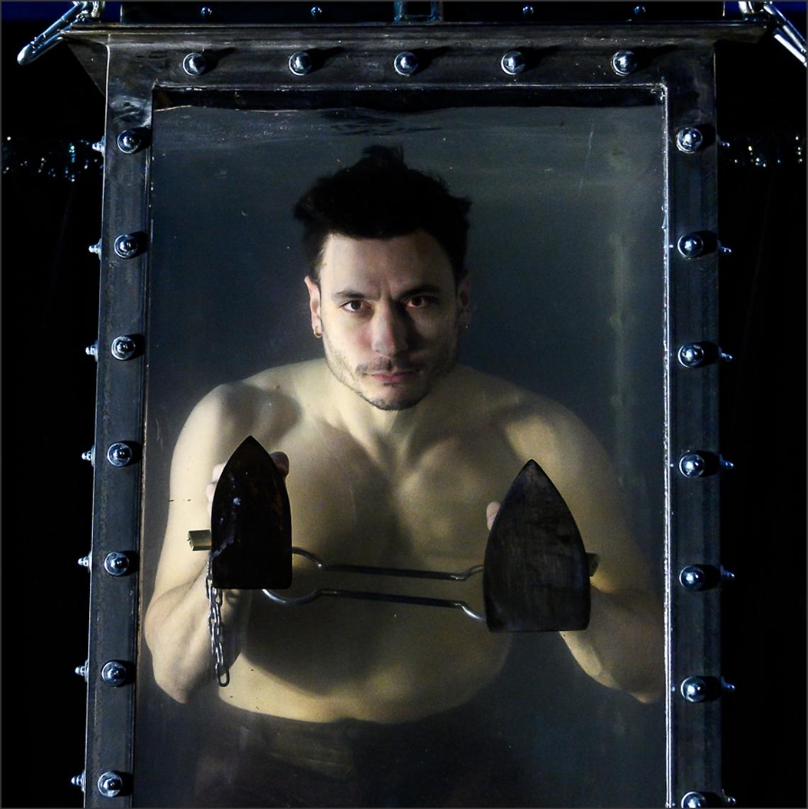 "L'uomo calamita" (foto Paolo Cudini)