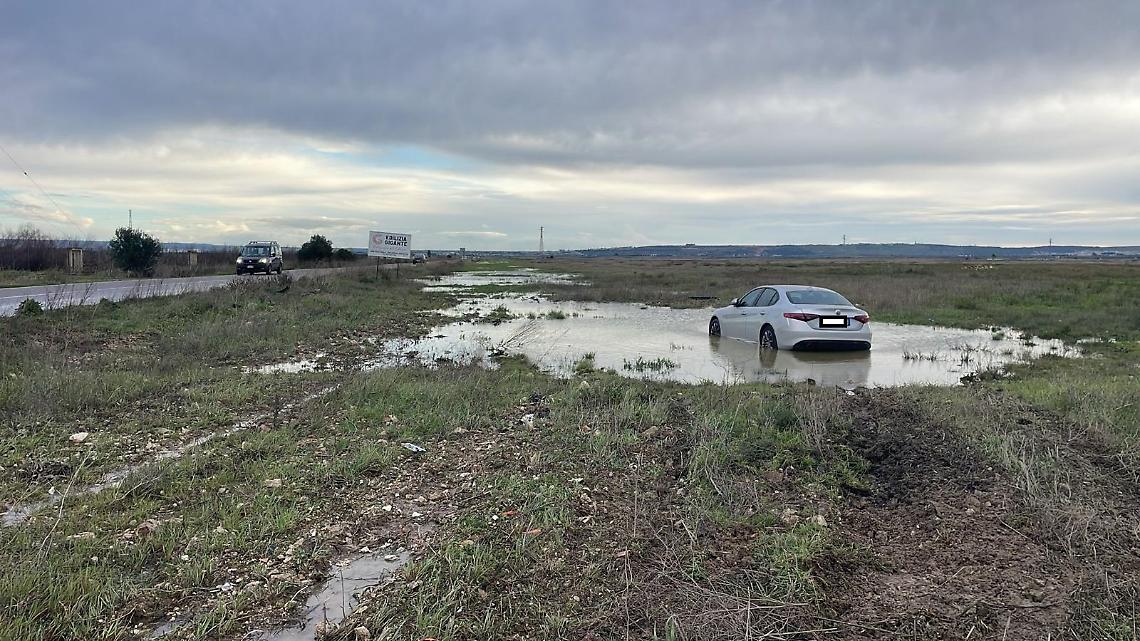 Auto fuori strada sulla provinciale della Salina - foto di Francesco Manfuso