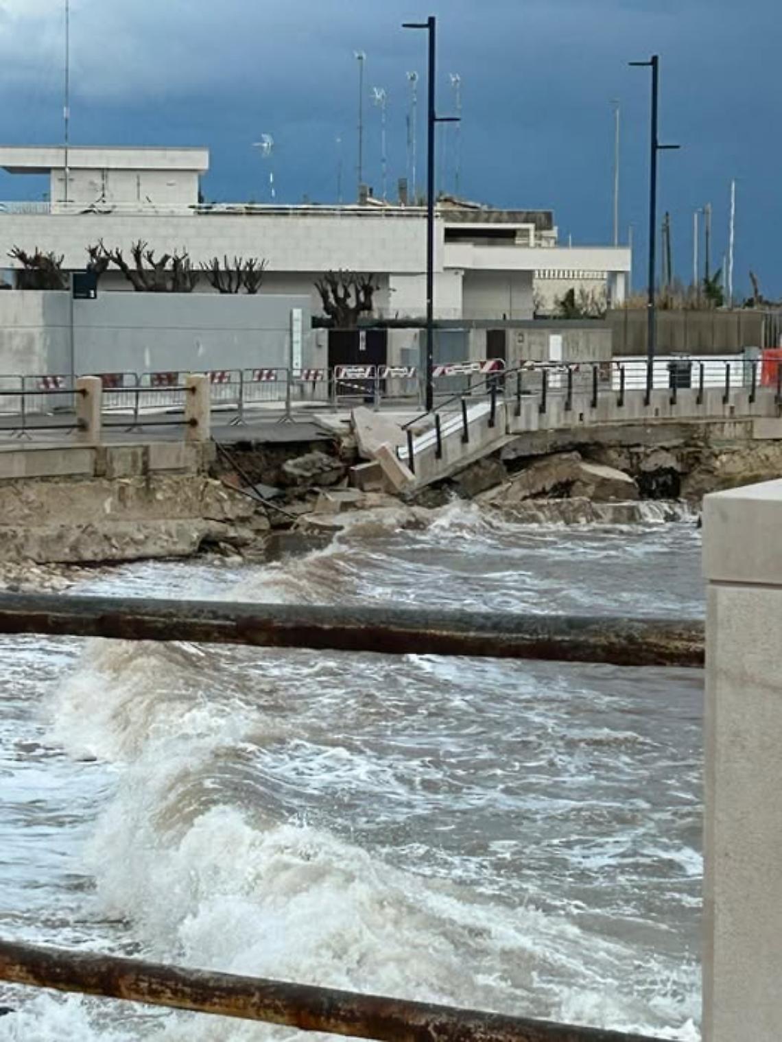Cede il lungomare a Torre a Mare, area gi&agrave; transennata
