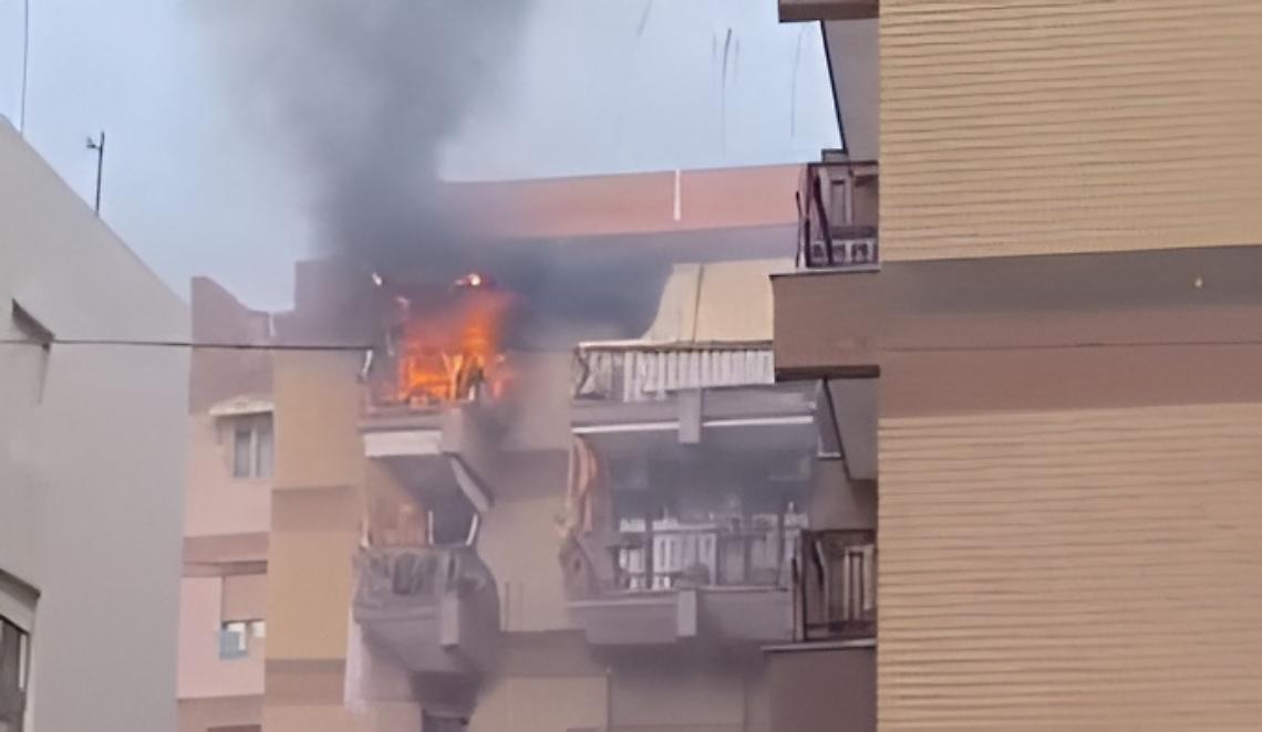Fiamme in un appartamento al quinto piano in via Rizzitelli a Barletta