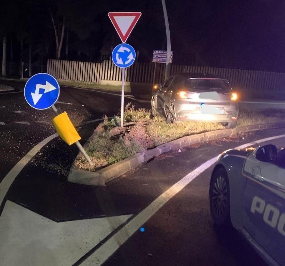 In fuga per eludere un controllo, schianto contro un palo e denuncia