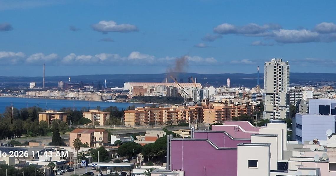 L'emissione di colore rossastro dagli impianti ex Ilva