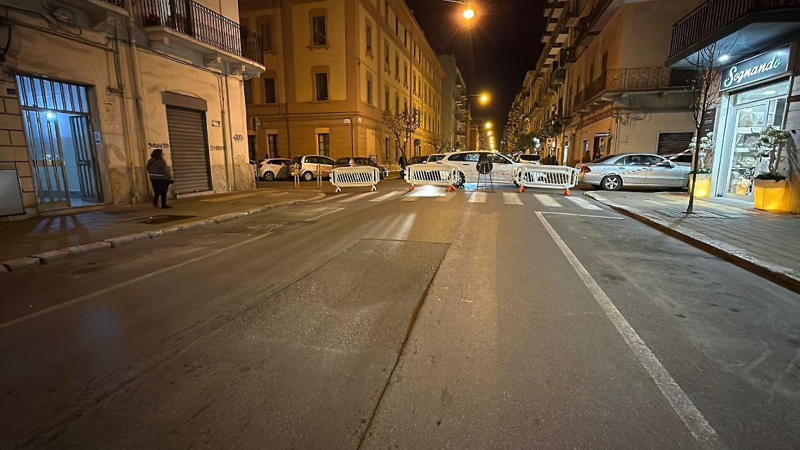 Via Dante chiusa per un avvallamento sull&rsquo;asfalto - foto di Francesco Manfuso