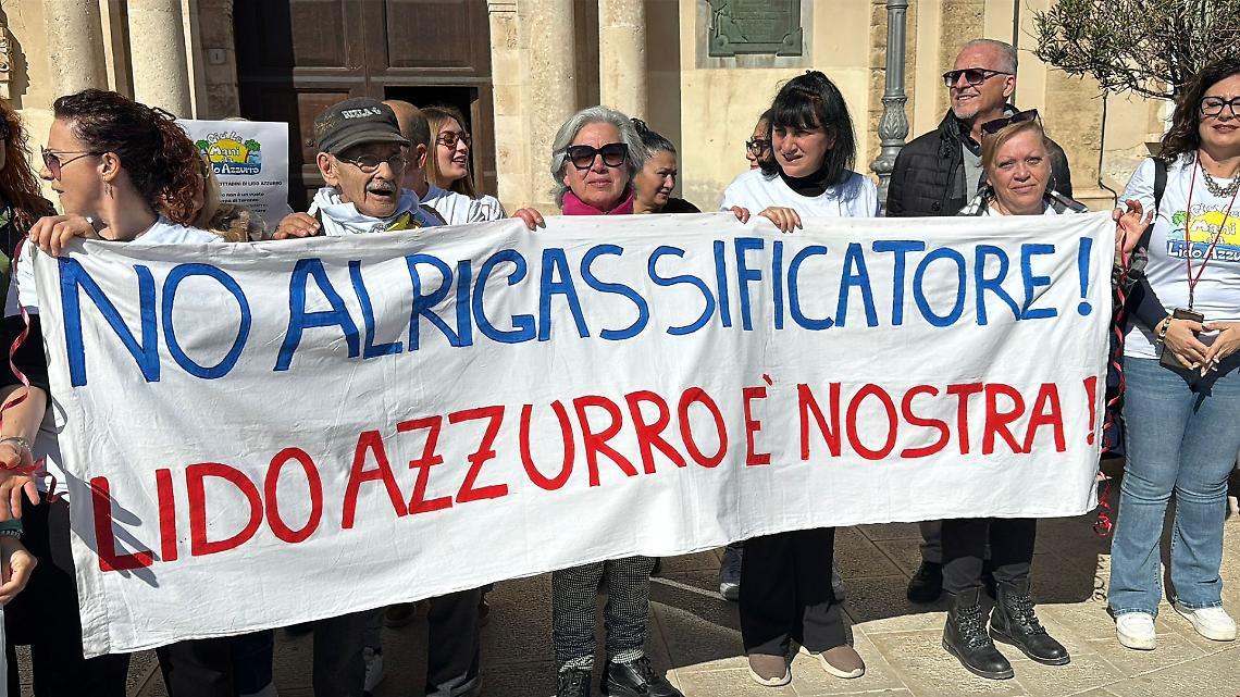 Lido Azzurro in piazza contro il rigassificatore