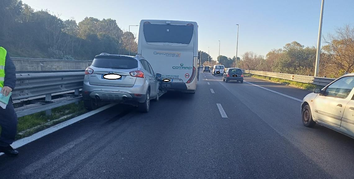 L'incidente che sta bloccando Ponte Punta Penna - foto di Francesco Manfuso