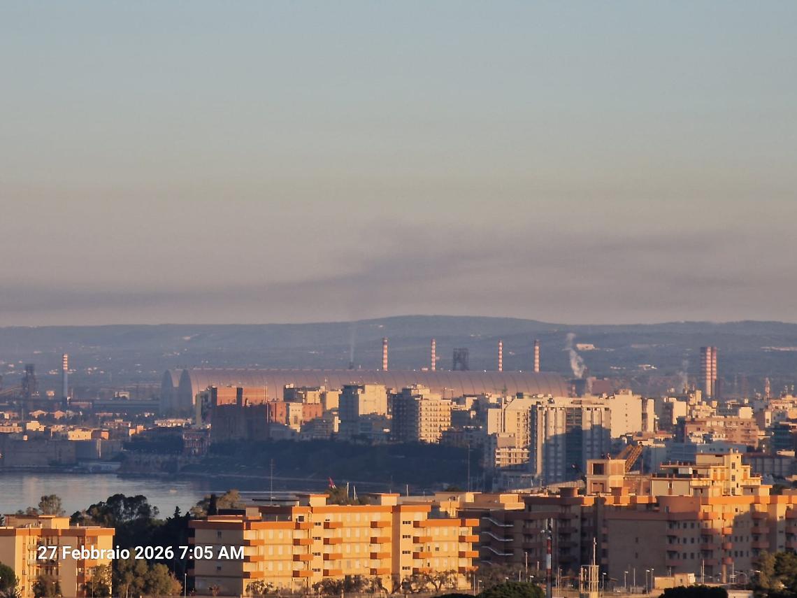 Il fumo nero che avvolge Taranto dall'alba di oggi