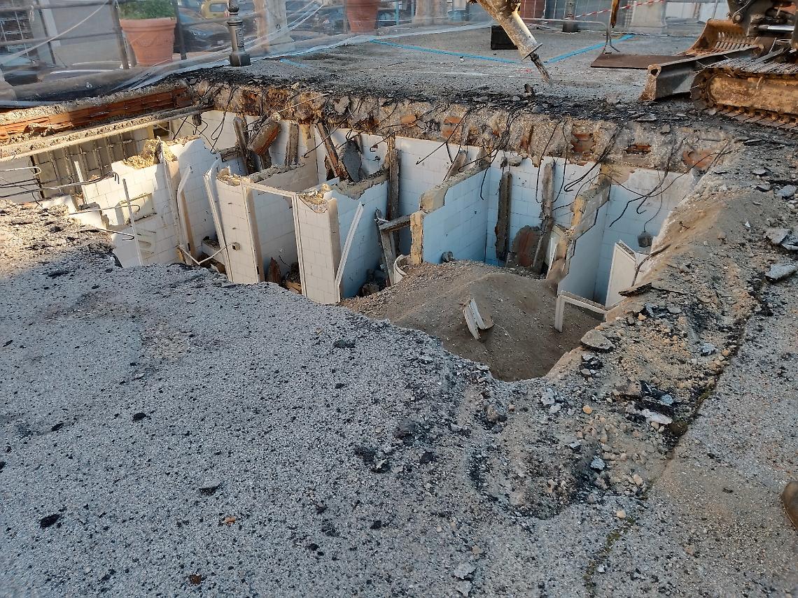 Piazza SS. Annunziata: sotto l&rsquo;asfalto nessun reperto antico, solo vecchi bagni pubblici