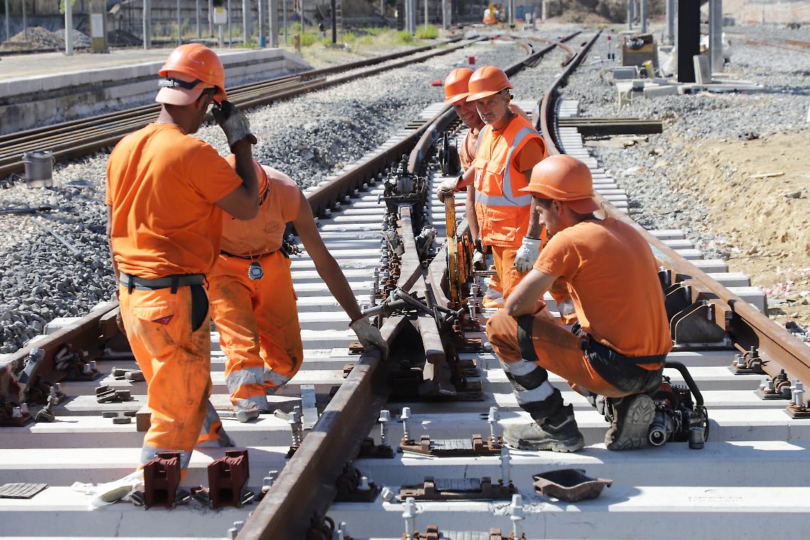 Tecnici al lavoro sui binari ferroviari
