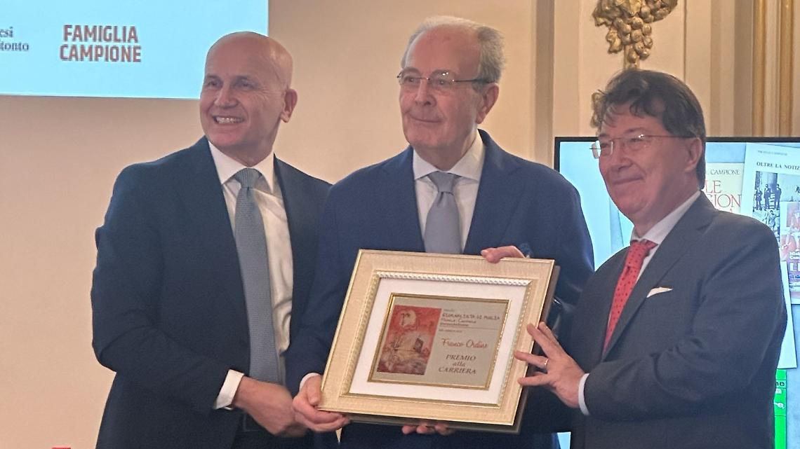 Franco Ordine (al centro), riceve il Premio alla Carriera