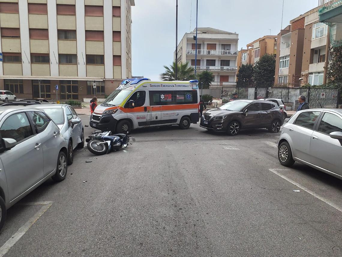 Schianto in viale Virgilio tra scooter e 2 auto - foto di Francesco Manfuso