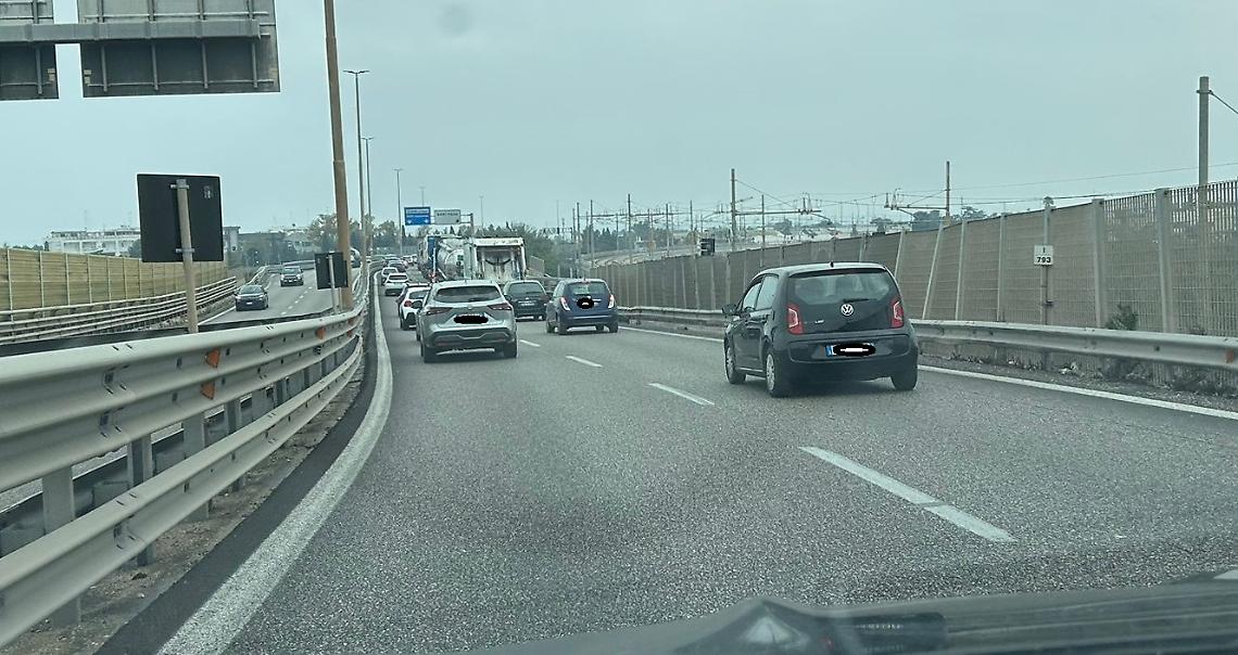 Code sulla Statale 16 all'altezza delle "curve di Palese"