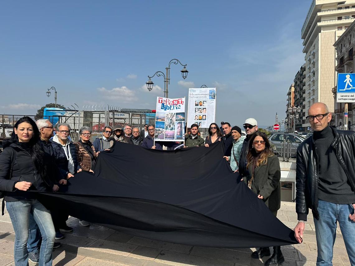 Il corteo di questa mattina prima della presentazione della denuncia