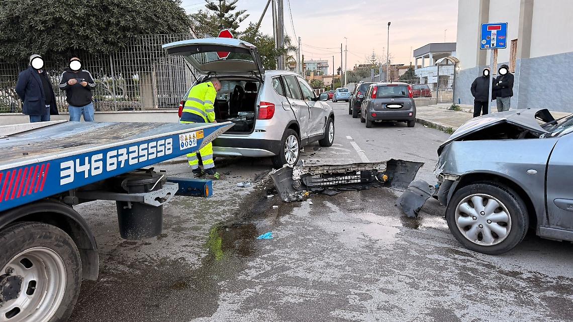 Scontro tra due auto in via Gregorio VII, due feriti -foto di Francesco Manfuso
