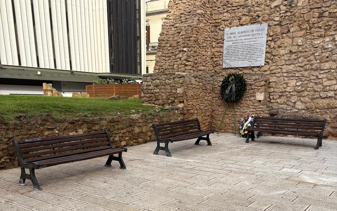 Brindisi, riposizionate le panchine in piazzetta Sottile-De Falco dopo le commemorazioni
