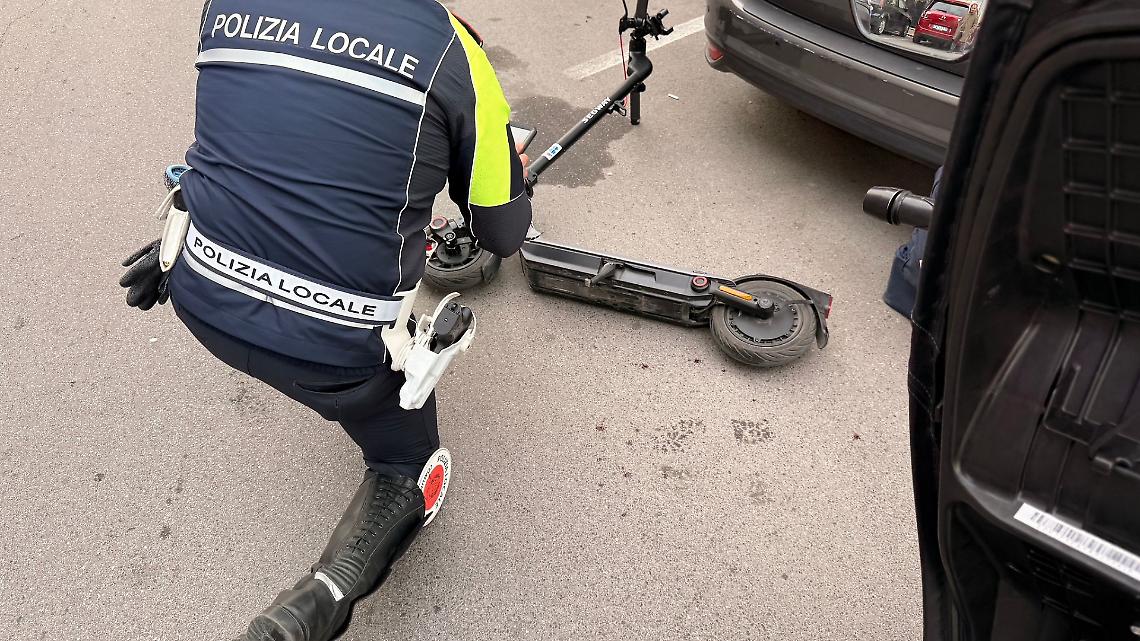 Incidente tra monopattino e moto in via Dante - foto di Francesco Manfuso