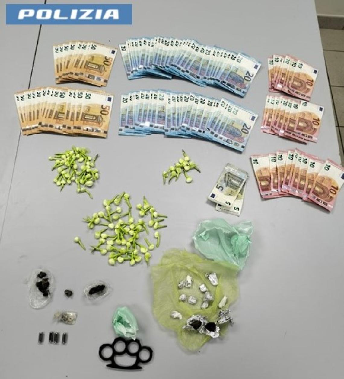 Minorenne fermato con quasi 100 dosi di cocaina nel giubbotto