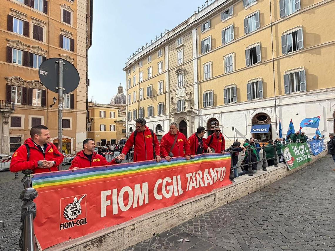 Sindacati davanti a Palazzo Chigi per il vertice sull'ex Ilva