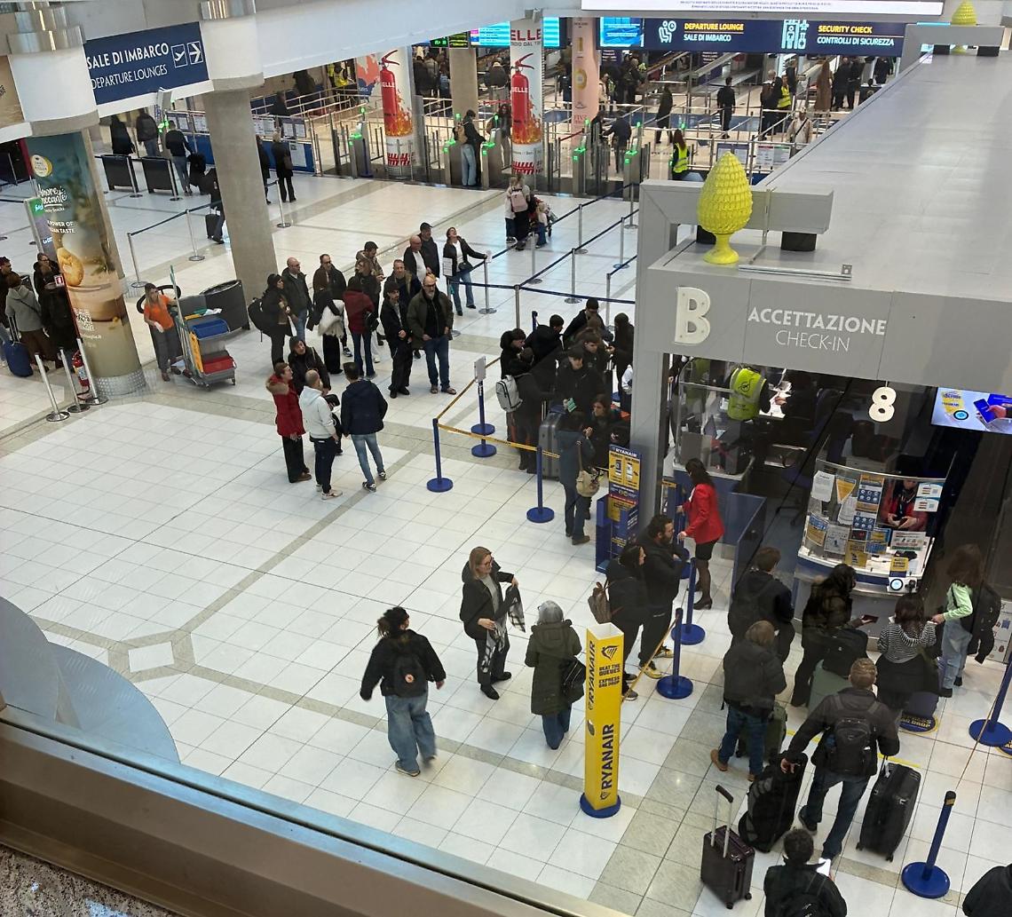 Passeggeri nell'aeroporto di Bari