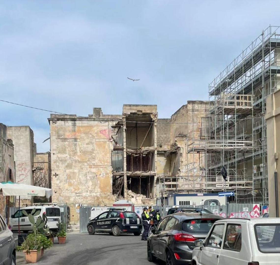 Miracolo in citt&agrave; vecchia: crolla la facciata di un edificio abbandonato in vico Novelune. Gli operai non c'erano