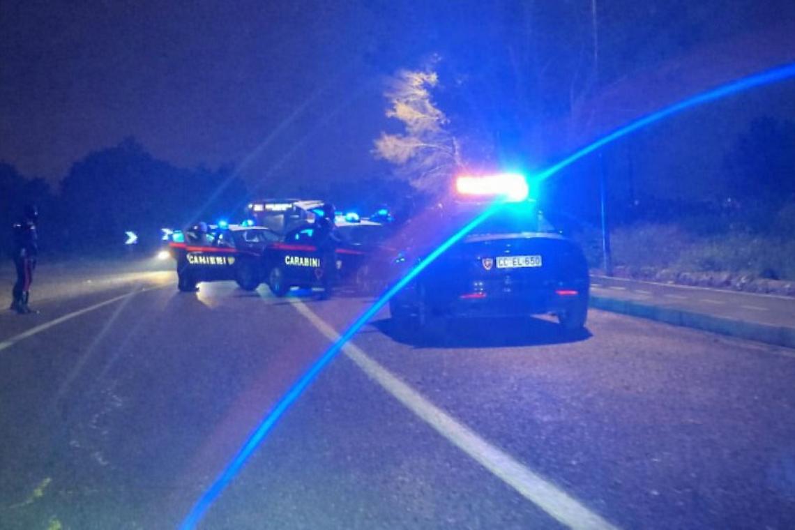 Non si ferma all&rsquo;alt dei carabinieri, inseguimento all&rsquo;alba per le strade di Bari - foto di Bit Live