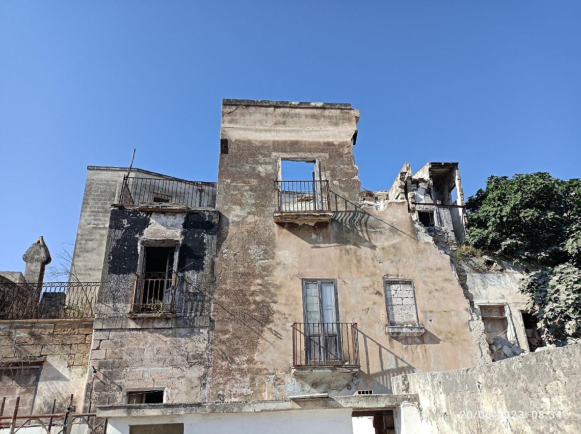 Citt&agrave; vecchia, allarme per la facciata pericolante in vico Casalino