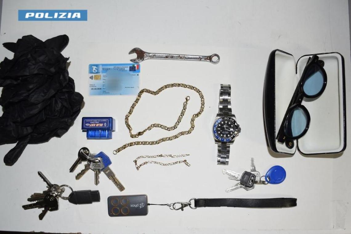 Il materiale sequestrato dalla Polizia di Stato di Lecce