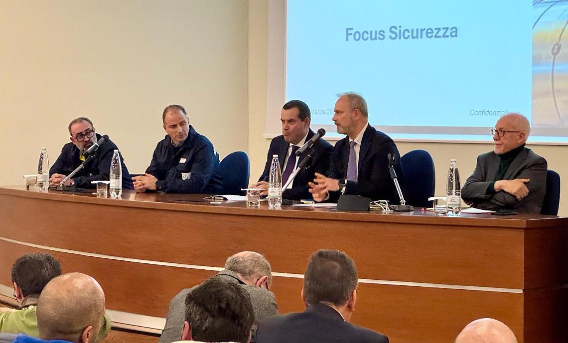 Acciaierie d&rsquo;Italia, confronto su sicurezza e lavoro nello stabilimento di Taranto