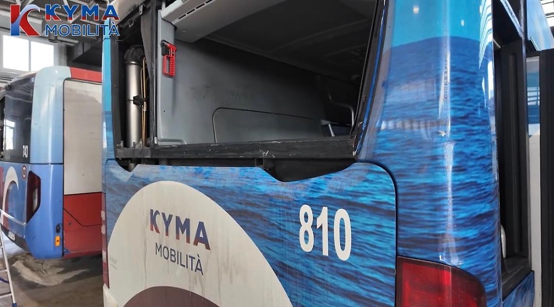 Taranto si arrende ai delinquenti: bus presi a sassate, sospese le corse serali per Lido Azzurro