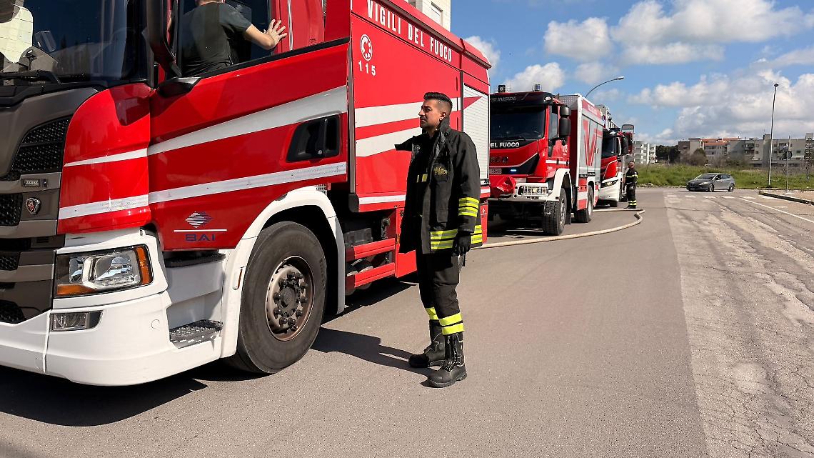 I Vigili del fuoco intervenuti alla Salinella - foto di Francesco Manfuso