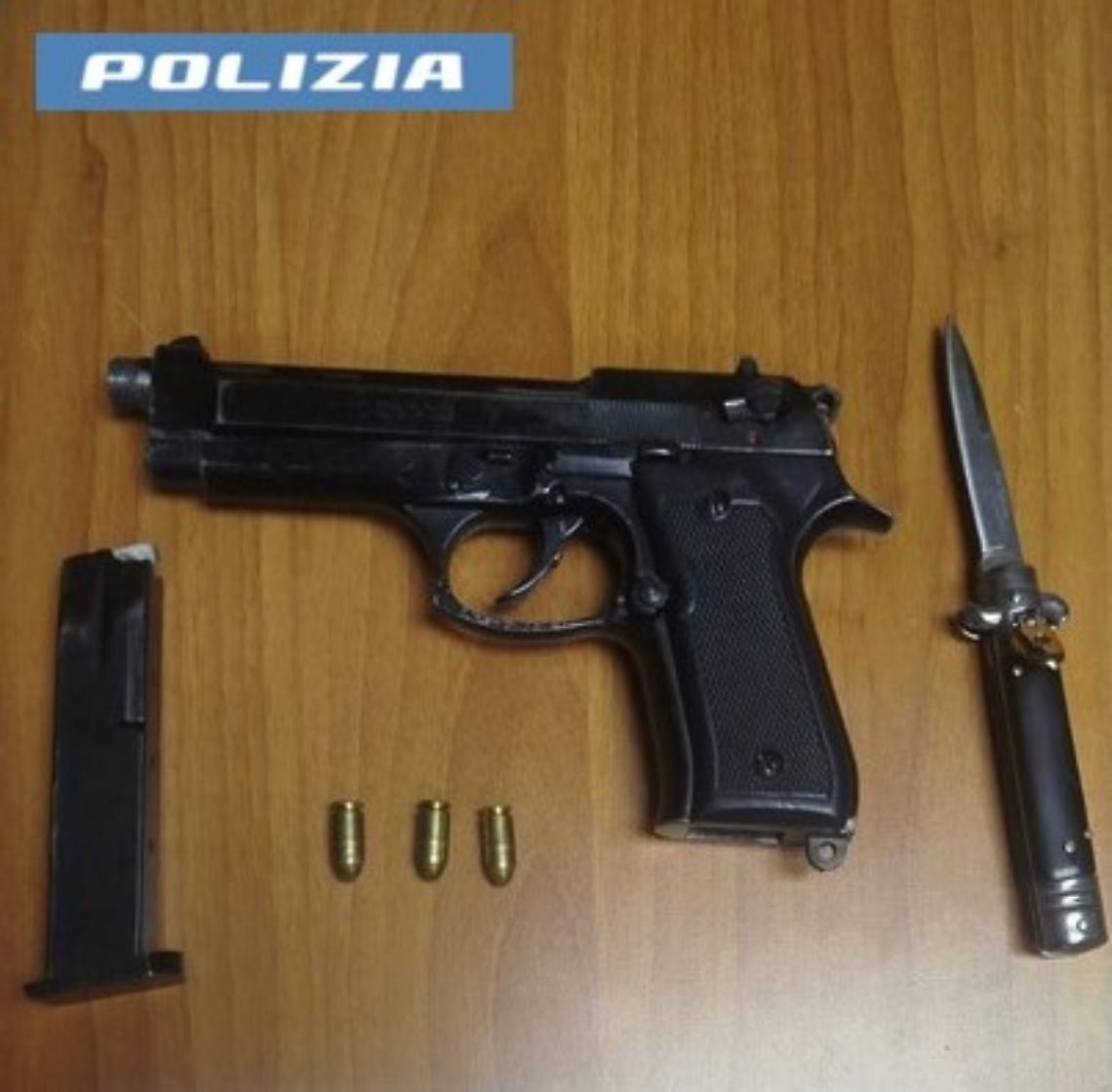 Pistola e coltello recuperati dalla Polizia di Stato