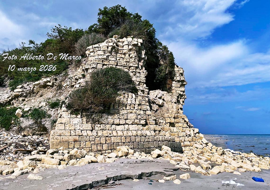 Otranto, cede parte della Torre Fiumicelli - foto di Alberto De Marco