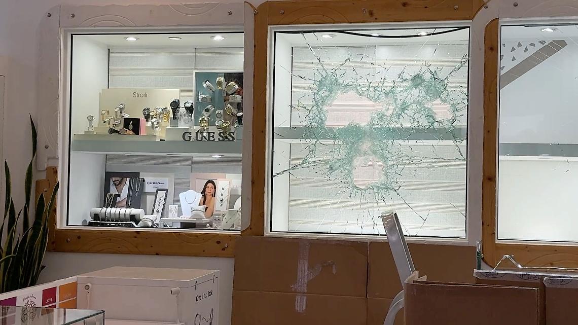 Furto in gioielleria e inseguimento nella notte - foto di Francesco Manfuso