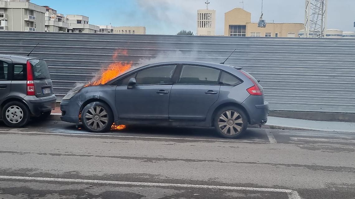 Auto in fiamme a Pozzo Piano a Trani - foto di Vittorio Cassinesi