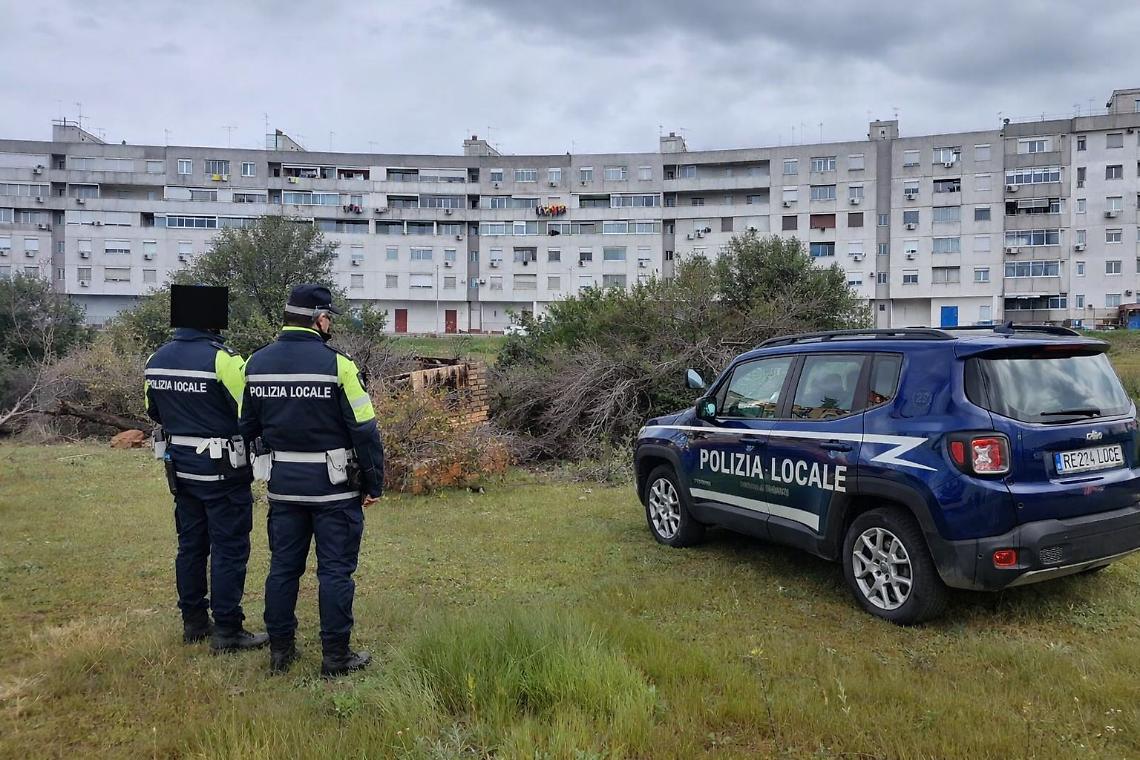 Fal&ograve; abusivi, stretta della Polizia Locale: interventi a Paolo VI - foto di Francesco Manfuso