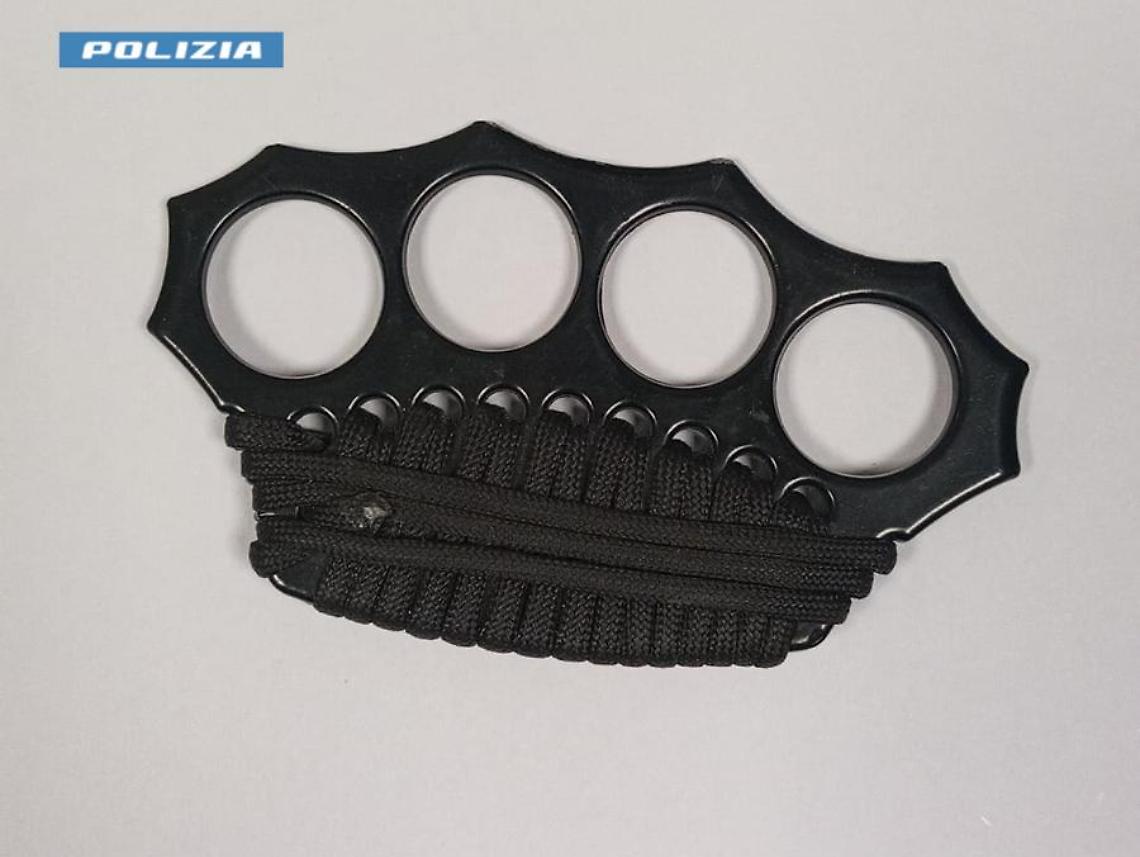 Un tirapugni sequestrato