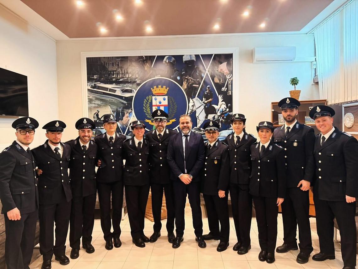 La Polizia penitenziaria di Taranto e al centro l'on. Giovanni Maiorano