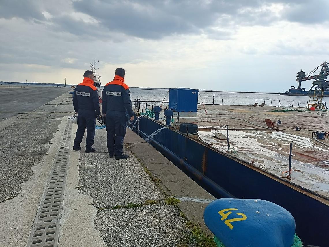 Porto, in sicurezza il pontone &ldquo;Greenbarge 4&rdquo;