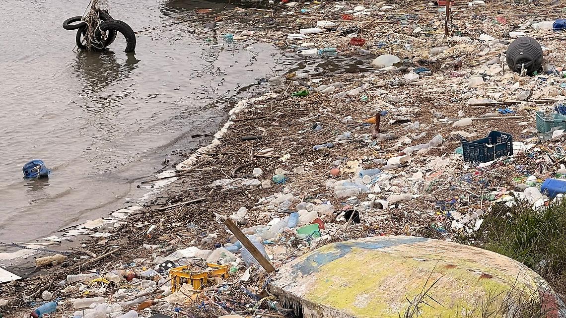 Spiaggetta del Parco Cimino sommersa dai rifiuti: allarme plastica sul litorale - foto di Francesco Manfuso