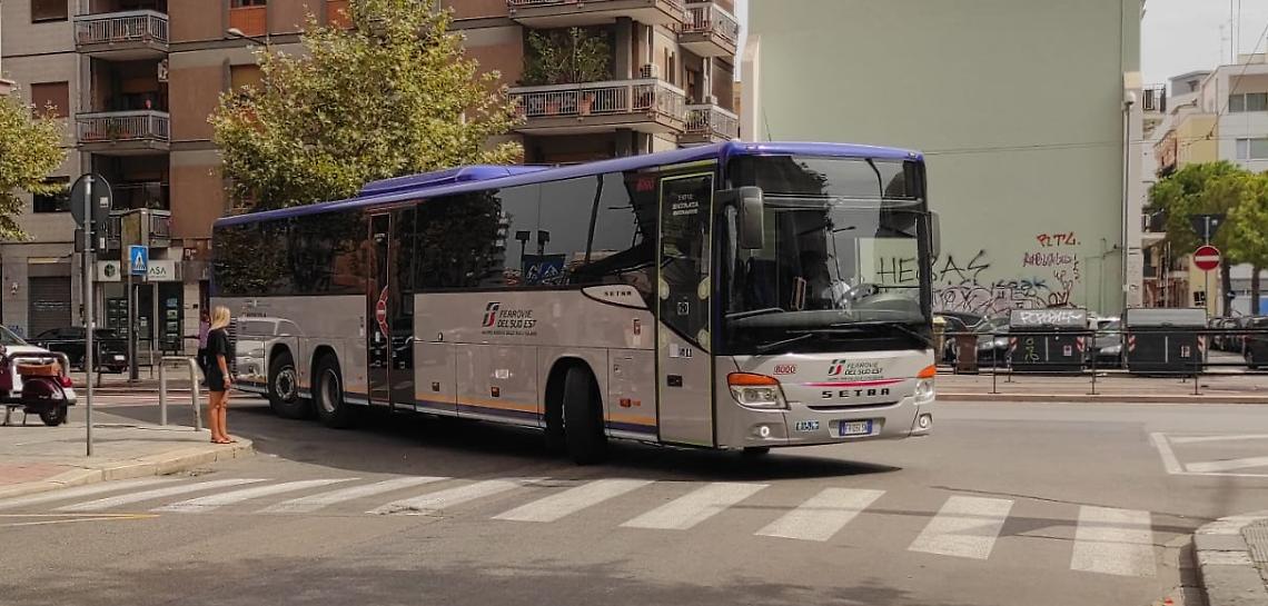 Un bus delle Ferrovie sud est