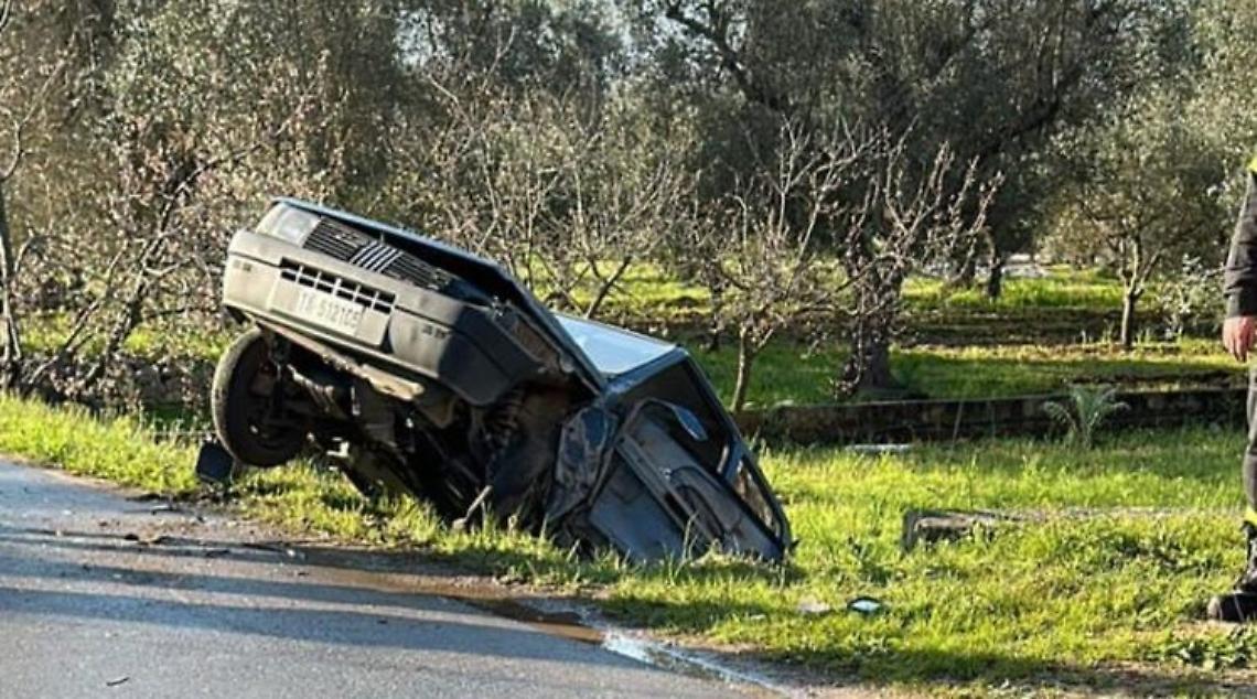 Resta incastrato tra le lamiere dopo l'incidente - foto di Francesco Manfuso