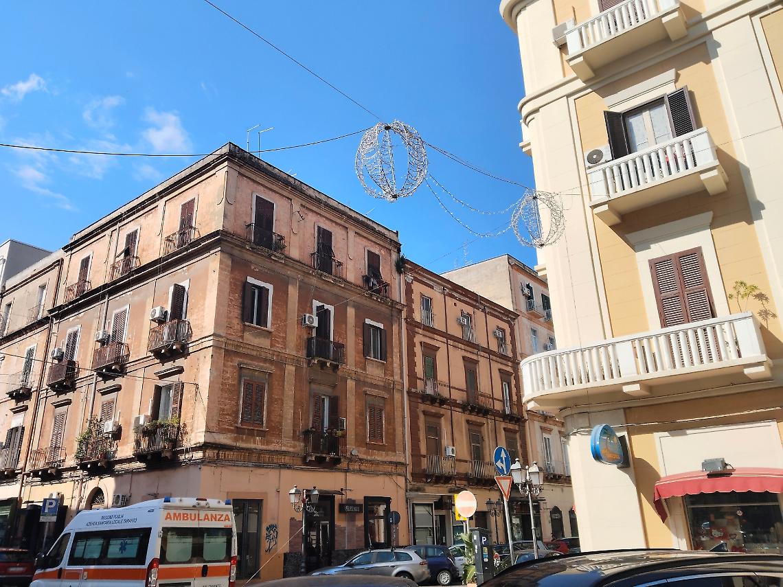 Le luminarie natalizie dimenticate in via Pupino a Taranto