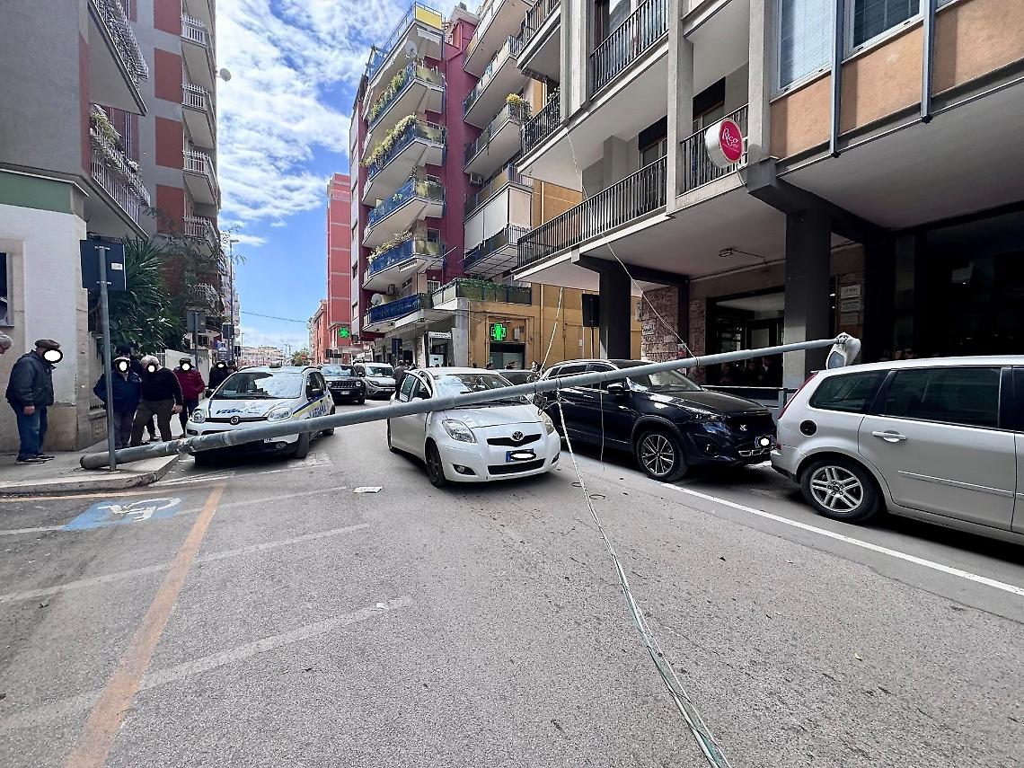 Barletta, palo della luce crolla su un&rsquo;auto in corsa - foto di Ruggiero Di Benedetto