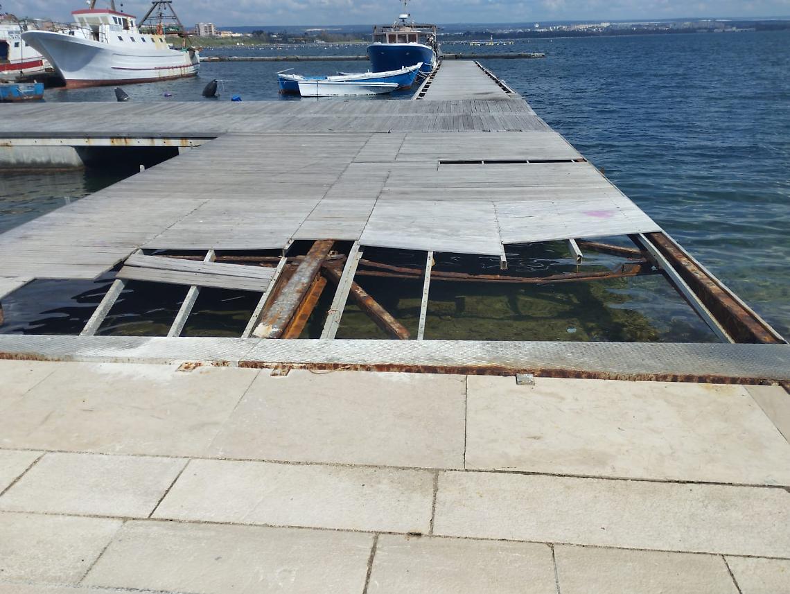 Waterfront di via Garibaldi, passerella a rischio - foto di Pasquale Reo