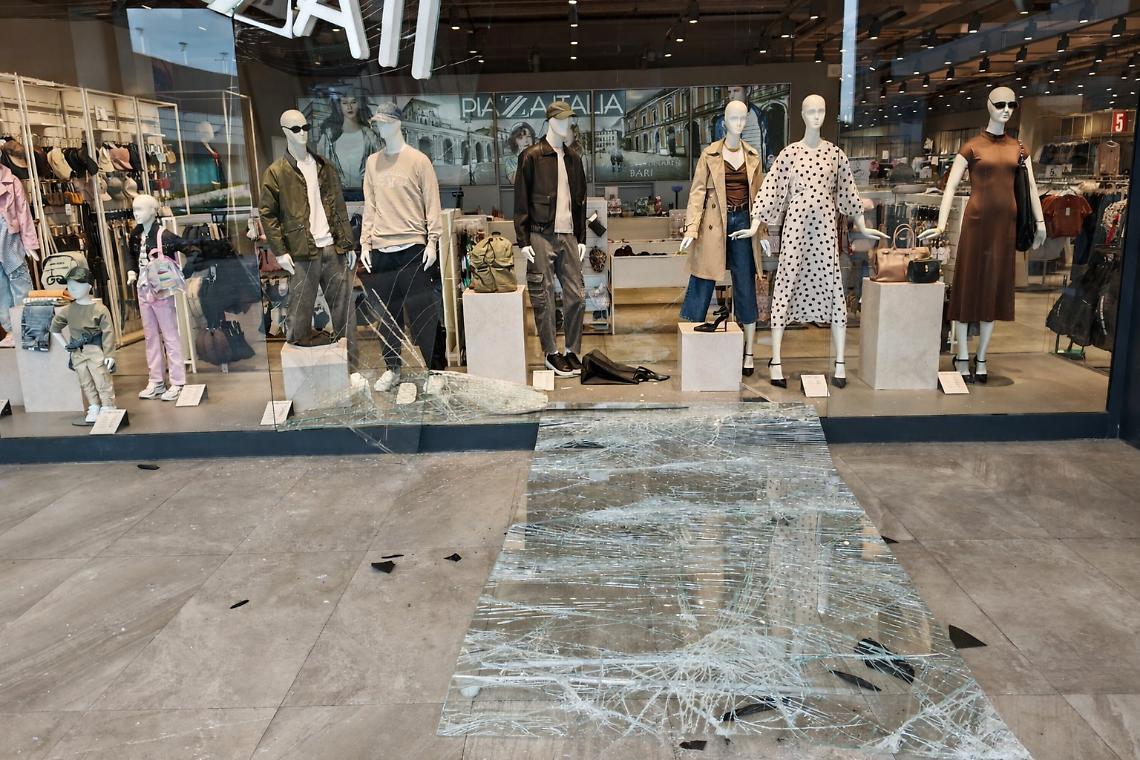 Spaccata all&rsquo;alba al centro commerciale Santa Caterina - foto da Bit Live - La vostra Voce