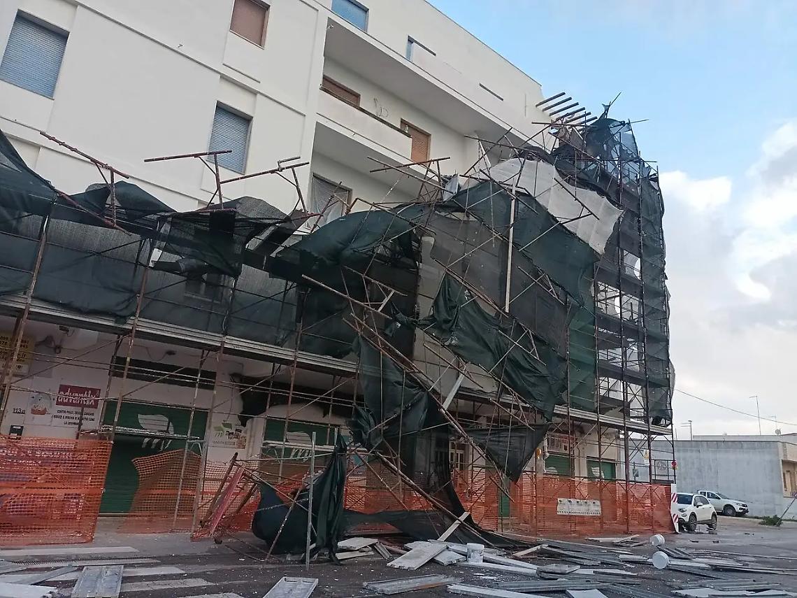 Manduria, crolla impalcatura per il vento - foto da La Voce di Manduria