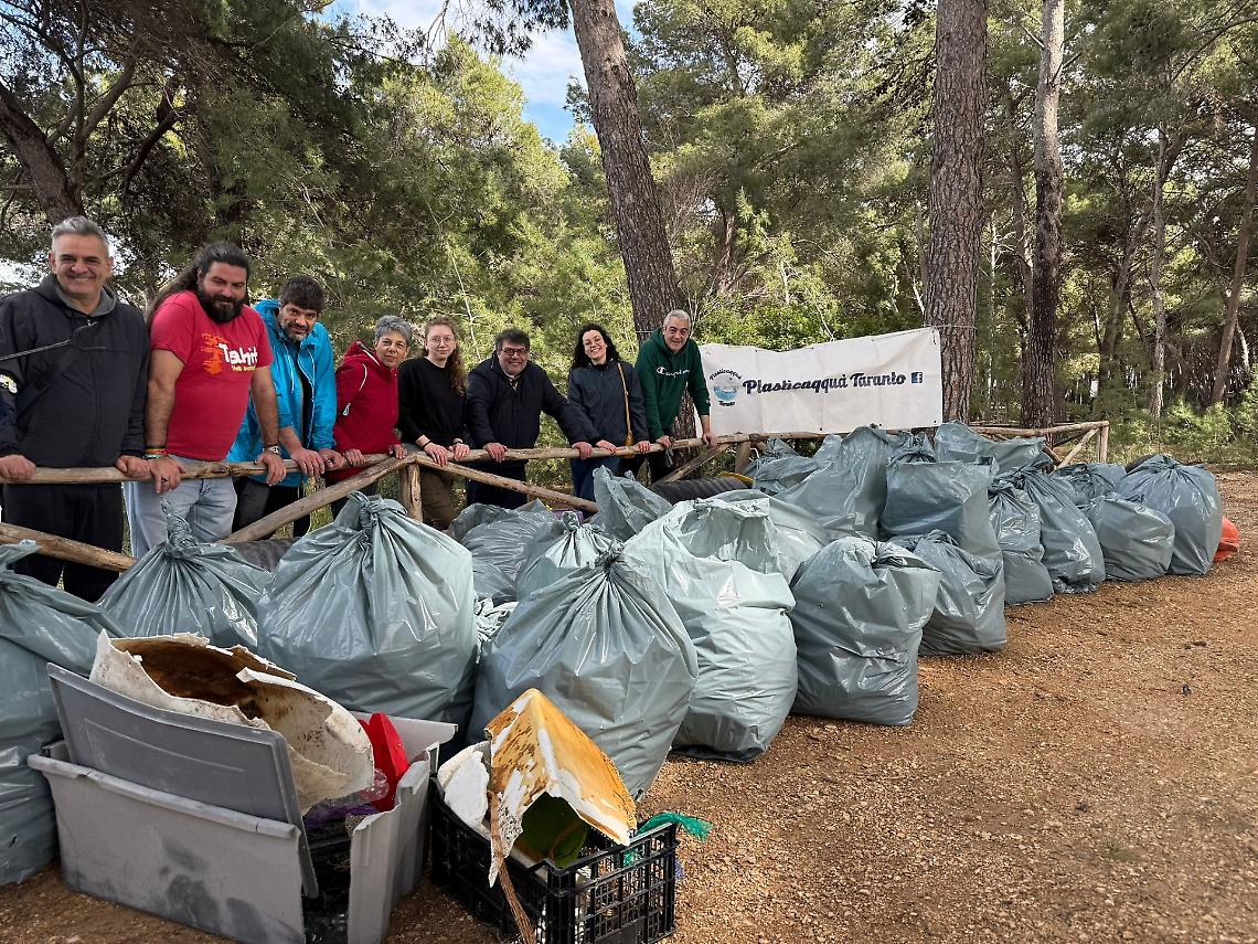 Mar Piccolo, nuova giornata di pulizia: volontari in azione a parco Cimino