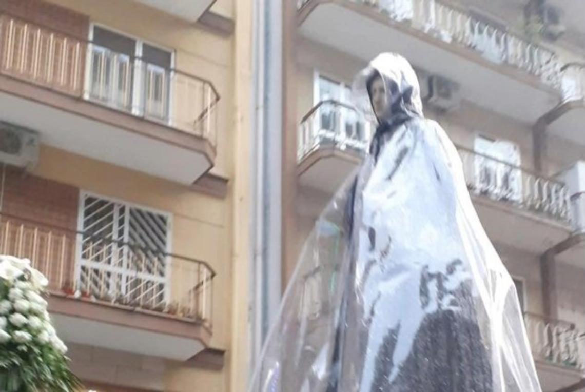 Bari, l&rsquo;Addolorata sfida la pioggia - foto dal tg di TeleNorba