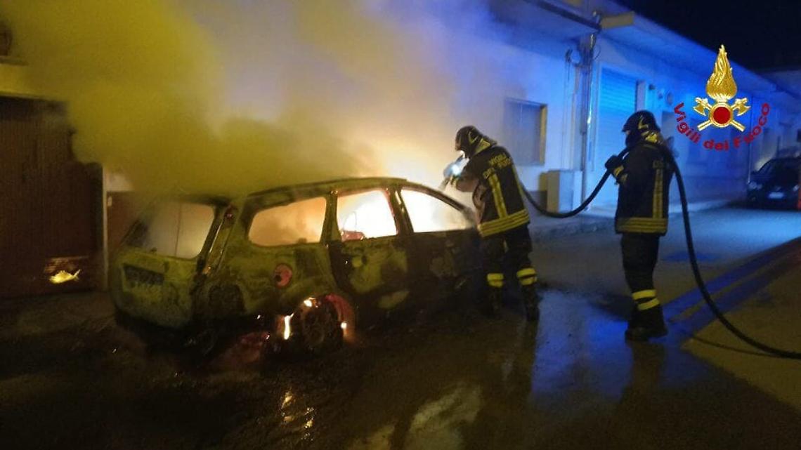 Auto in fiamme nella notte a San Michele Salentino